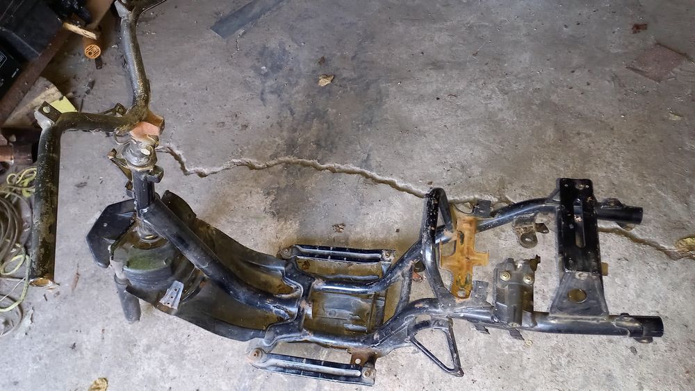 Продам рама на мотороллер скутер