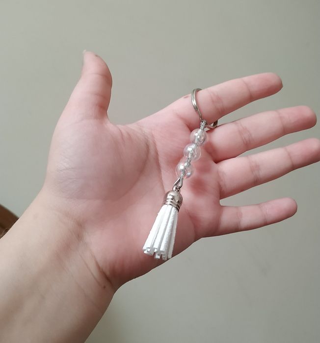 Porta chaves contas e berloque branco