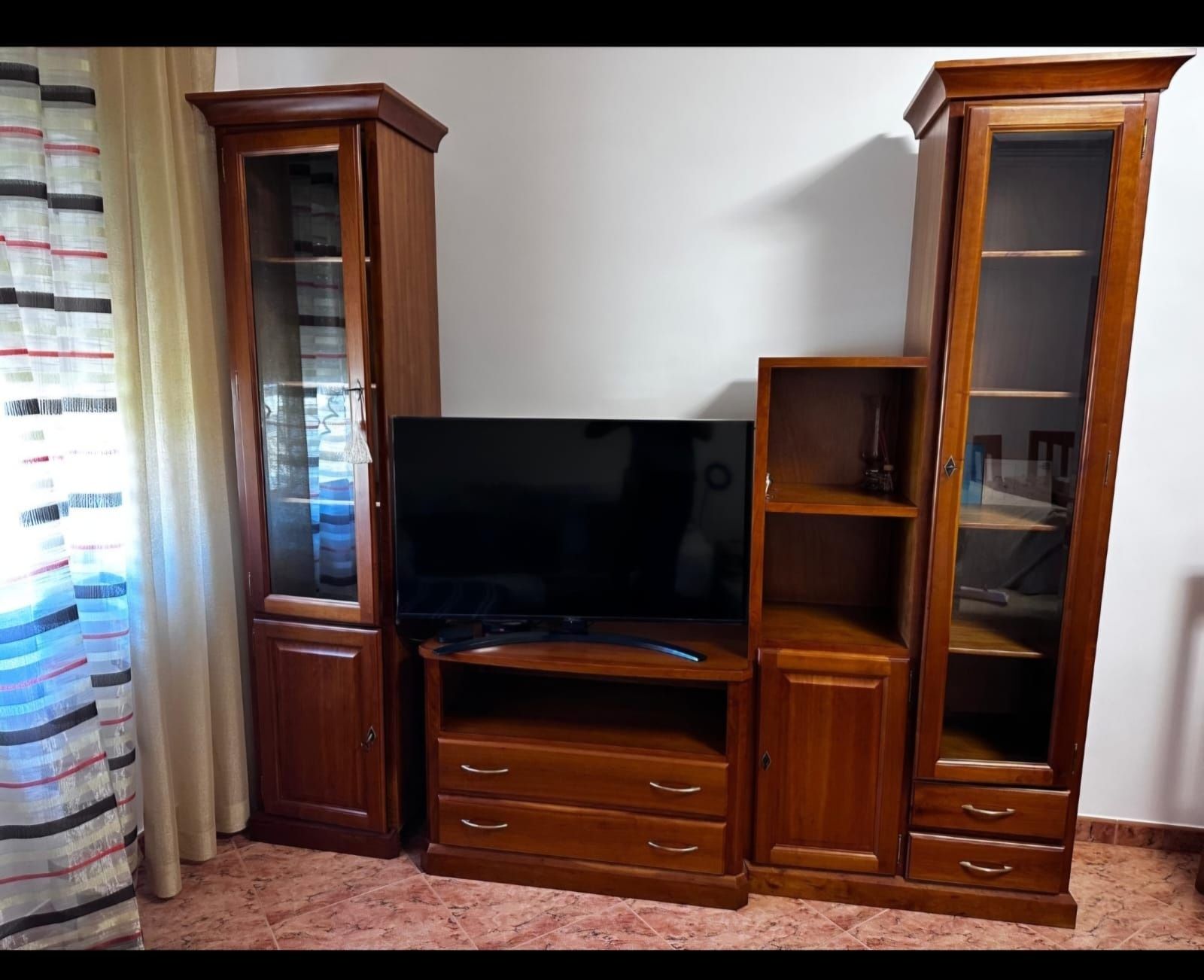 Móvel de sala de jantar + TV