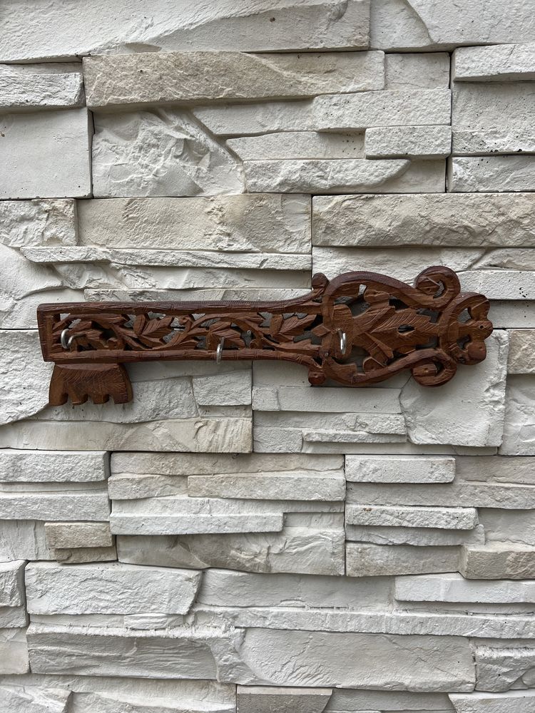 Ręcznie rzeźbiony w drewnie wieszak na klucze