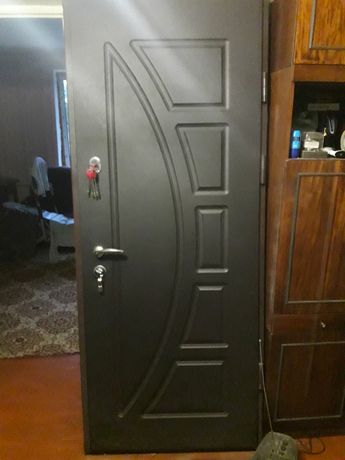 Продам вхідні металеві двері