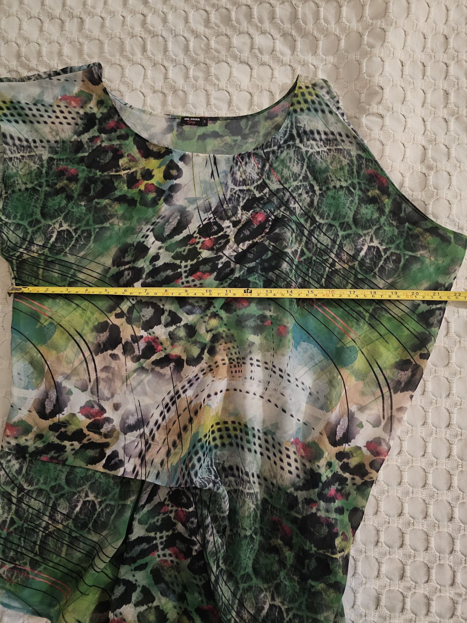 Blusa sem manga e assimétrica