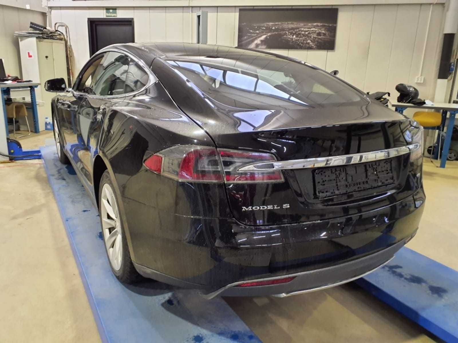 Електромобіль Tesla Model S з Норвегії 2013 року 60кВт