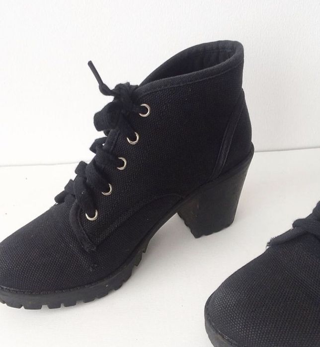 Botins de tacão alto