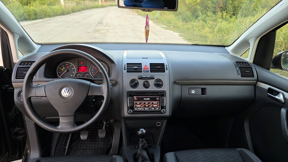 Продаи Volkswagen Touran 2009 року