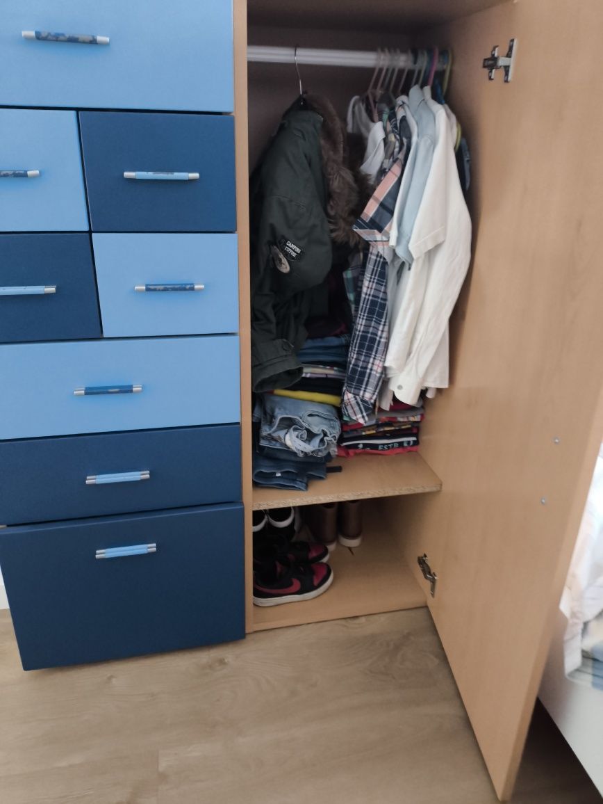 Cama de solteiro, 2 cómodas, 1 mesa de cabeceira e uma estante