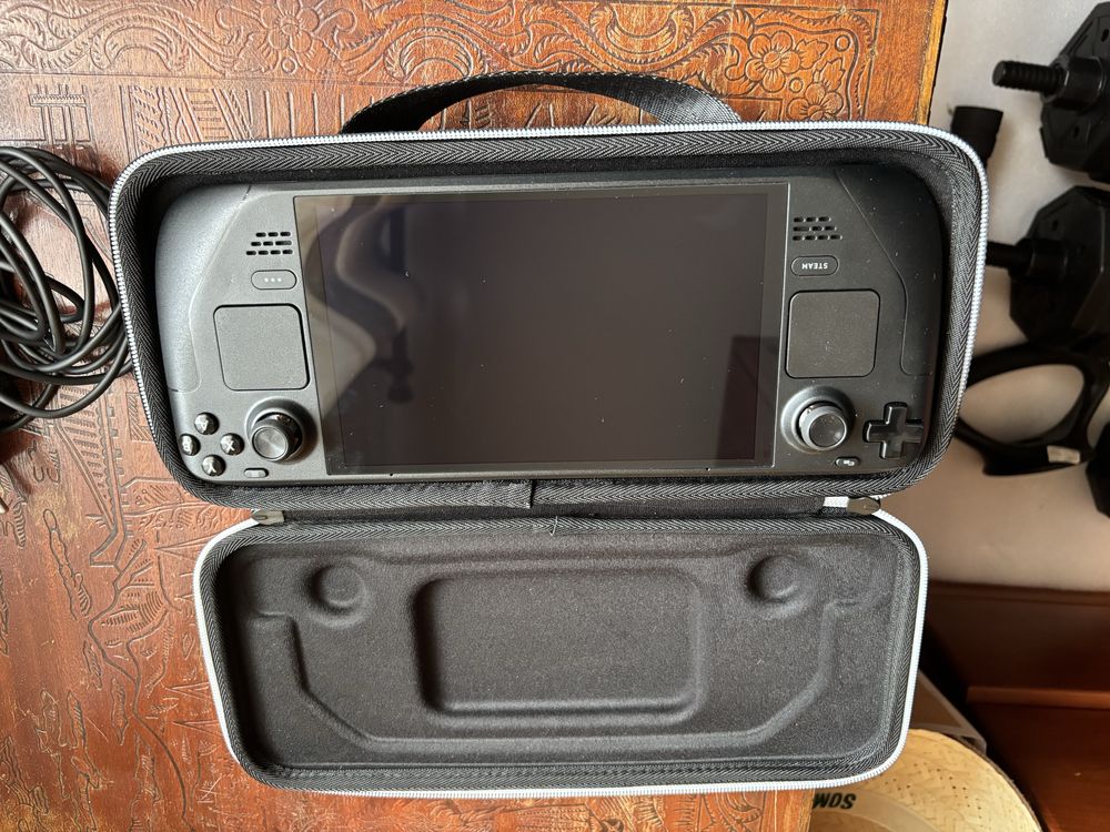 Steam Deck 512 GB OLED semi-novo com bolsa de transporte e carregador.