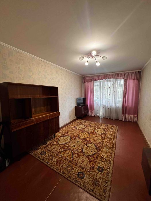 Продаж хорошої 2-кімнатної квартири-Виставка. Мінімальне оформлення!