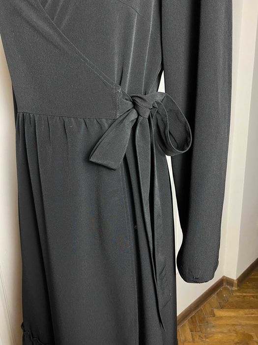 Sukienka długa midi czarna 38 M Monki kopertowa z falbanką klasyczna