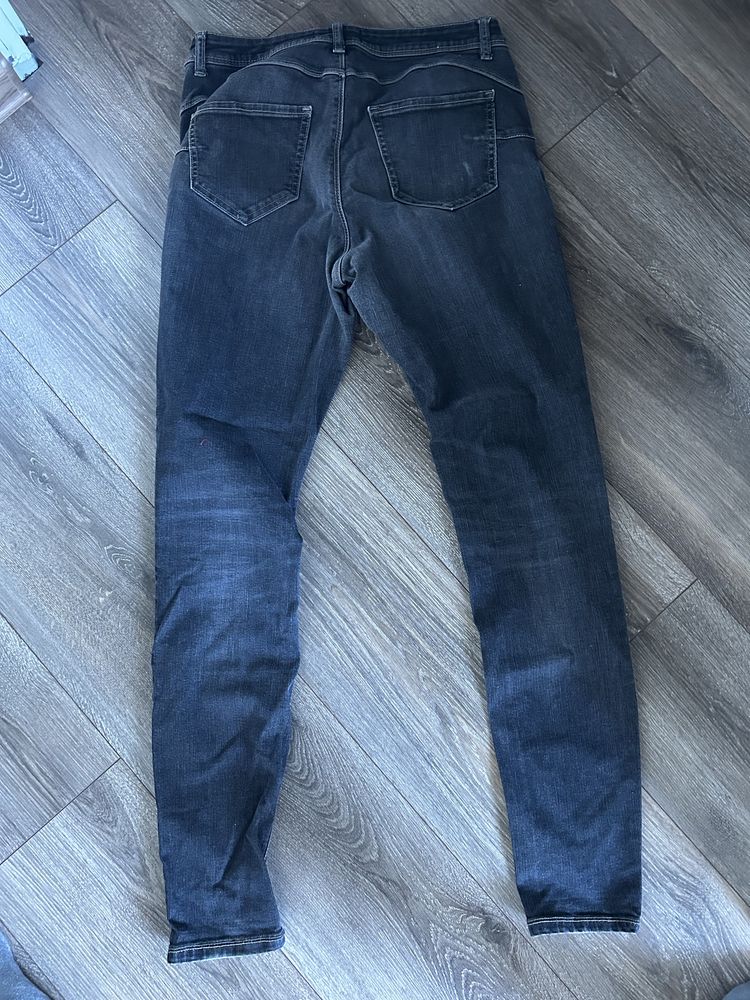 Granatowe spodnie skinny jeans rurki