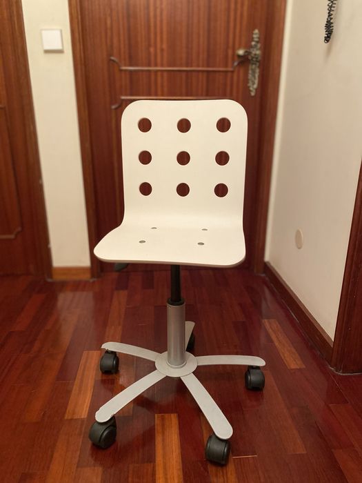 Cadeira branca giratoria