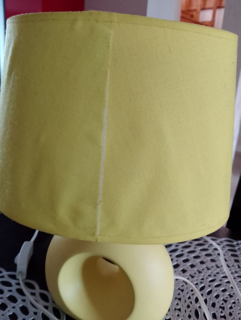 Ładna lampka w żółtym kolorze.