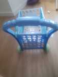 Carrinho de compras azul para crianças.