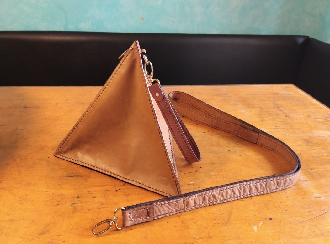 Кожаная сумка пирамида ручной работы