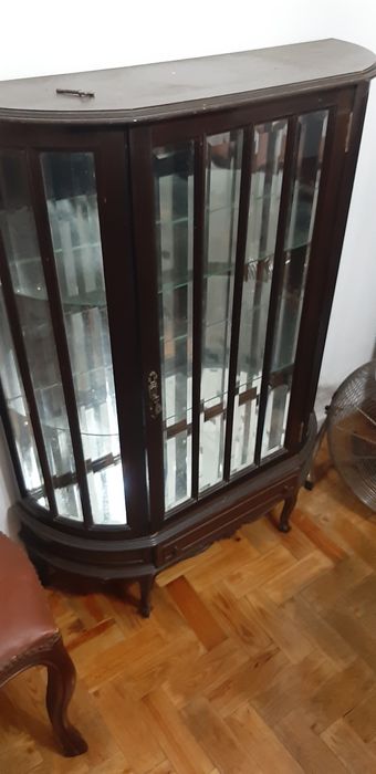 Cristaleira mogno e mesa de apoio