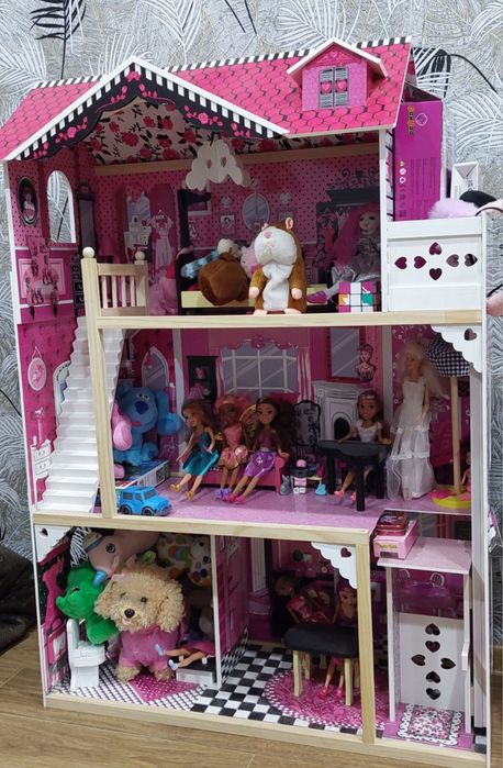 Продам кукольный дом с игрушками