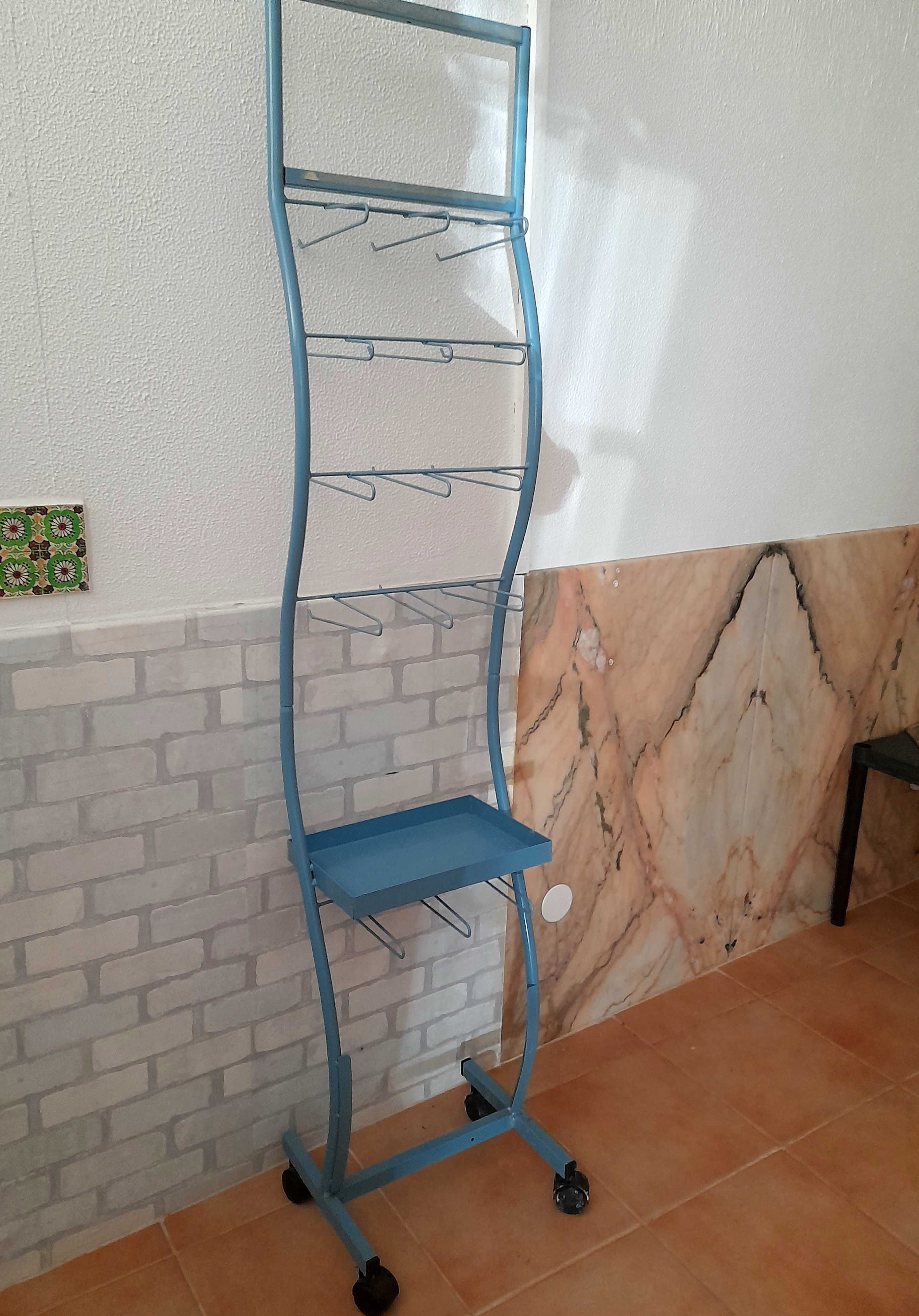 Expositor azul para Loja, brindes, escritório em ferro, com rodas