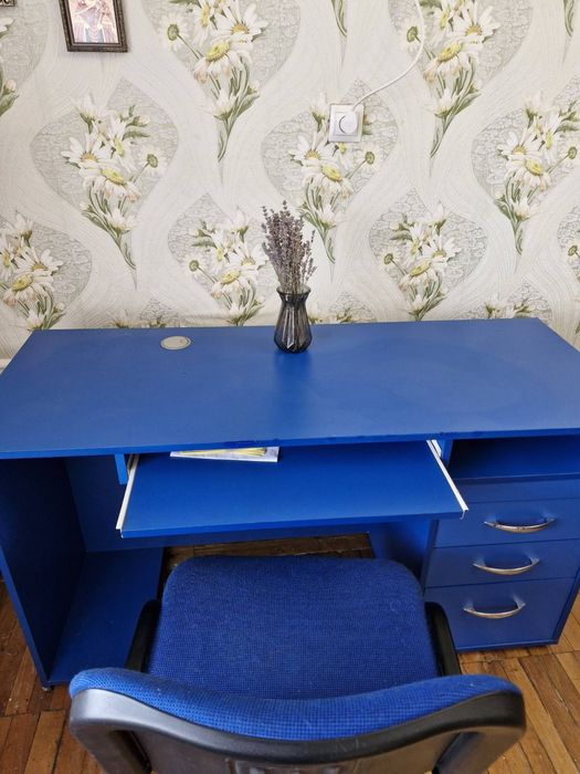 Продам стол компьютерный со стулом 1.000гр