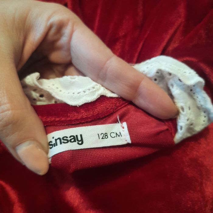 Świąteczna czerwona sukienka dla dziewczynki Sinsay 128cm