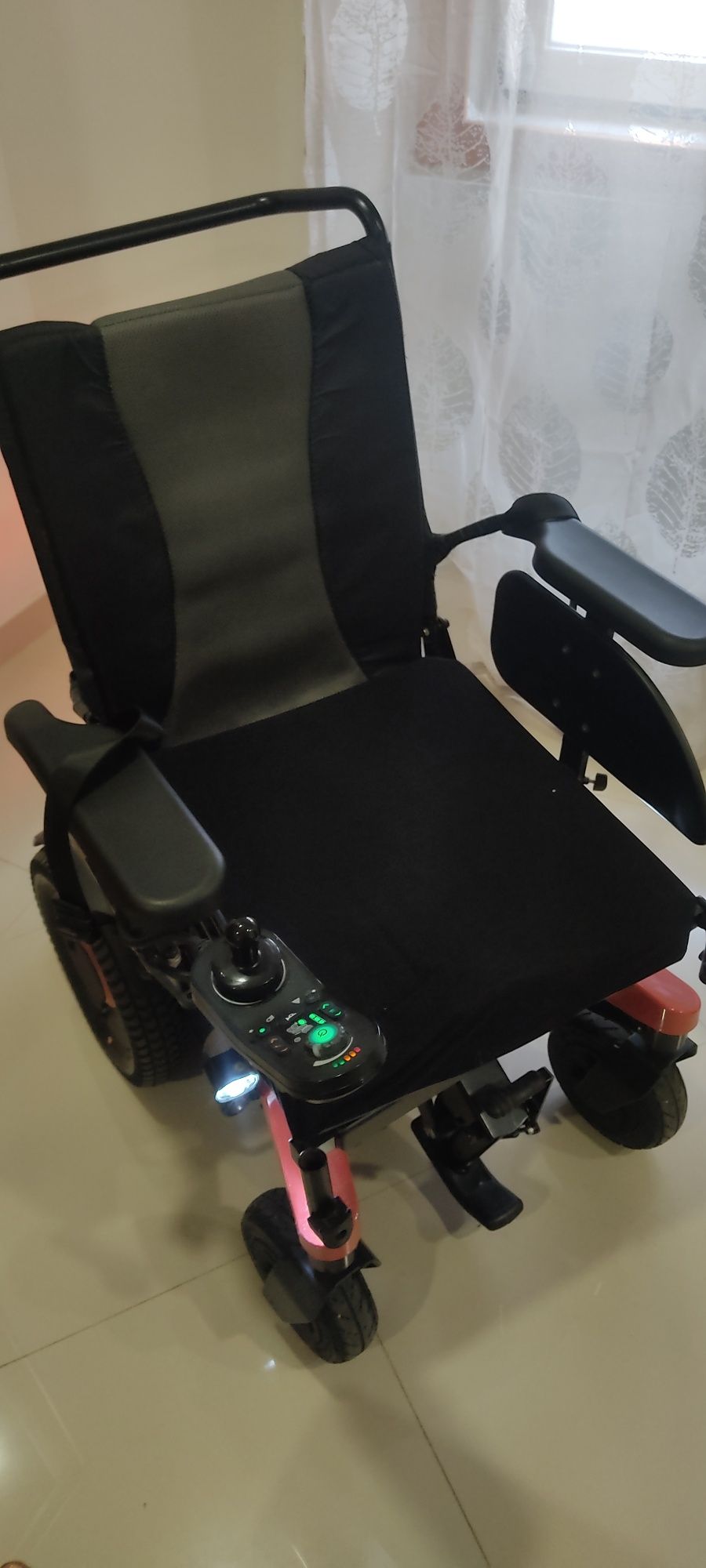 Cadeira de rodas elétrica invacare