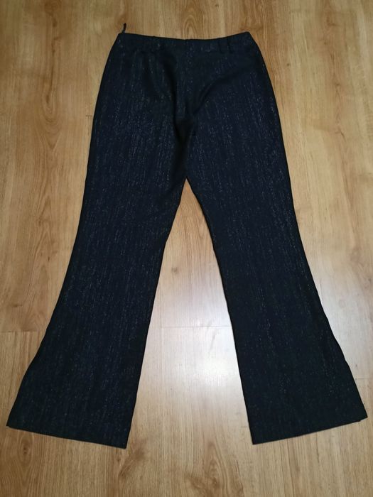 Czarne eleganckie materiałowe spodnie dzwony, ze srebrną nitką. L.