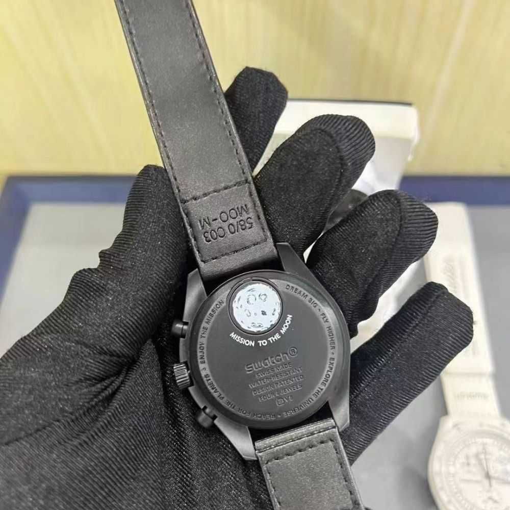 SO33B700 Omega x Swatch: Snoopy i Tajemnica Księżyca