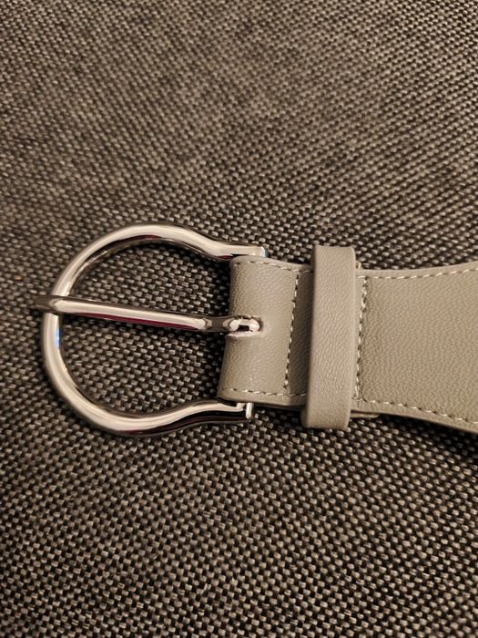 Pasek damski z metalowymi elementami