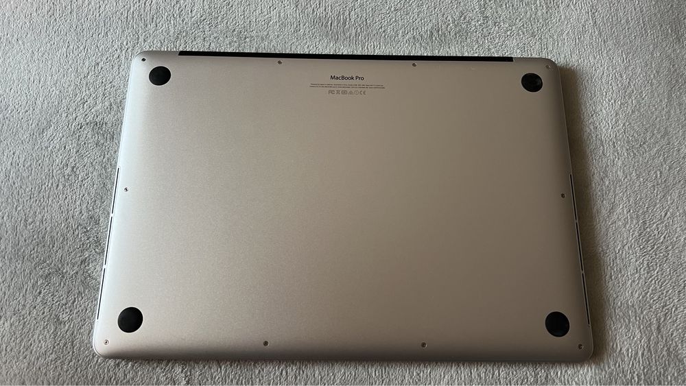 Продам топовий та офіційний MacBook Pro Mid 2015 A1398 MJLT2LL