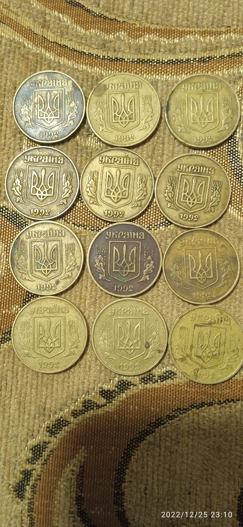 Монети є багато різних.