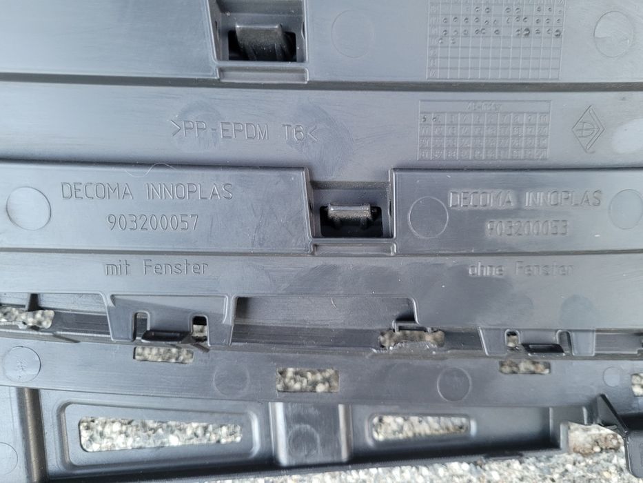 Gril insignia przed lift