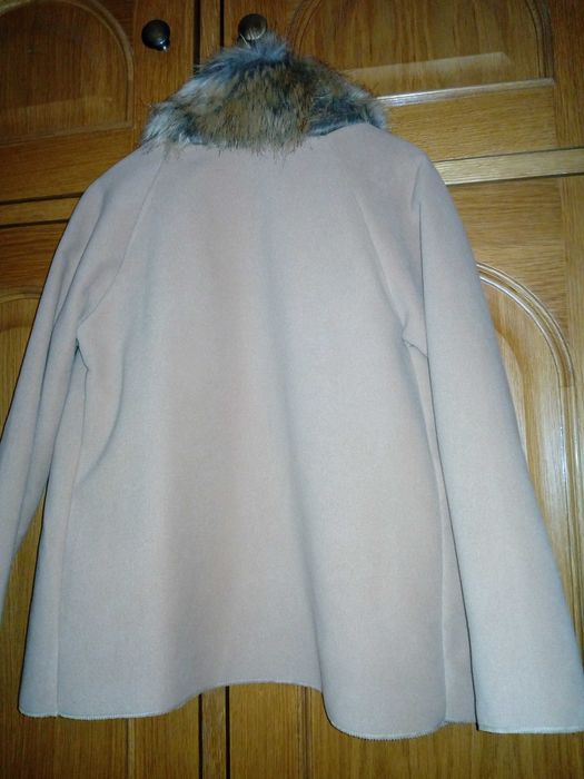 Casaco capa, de cor camel