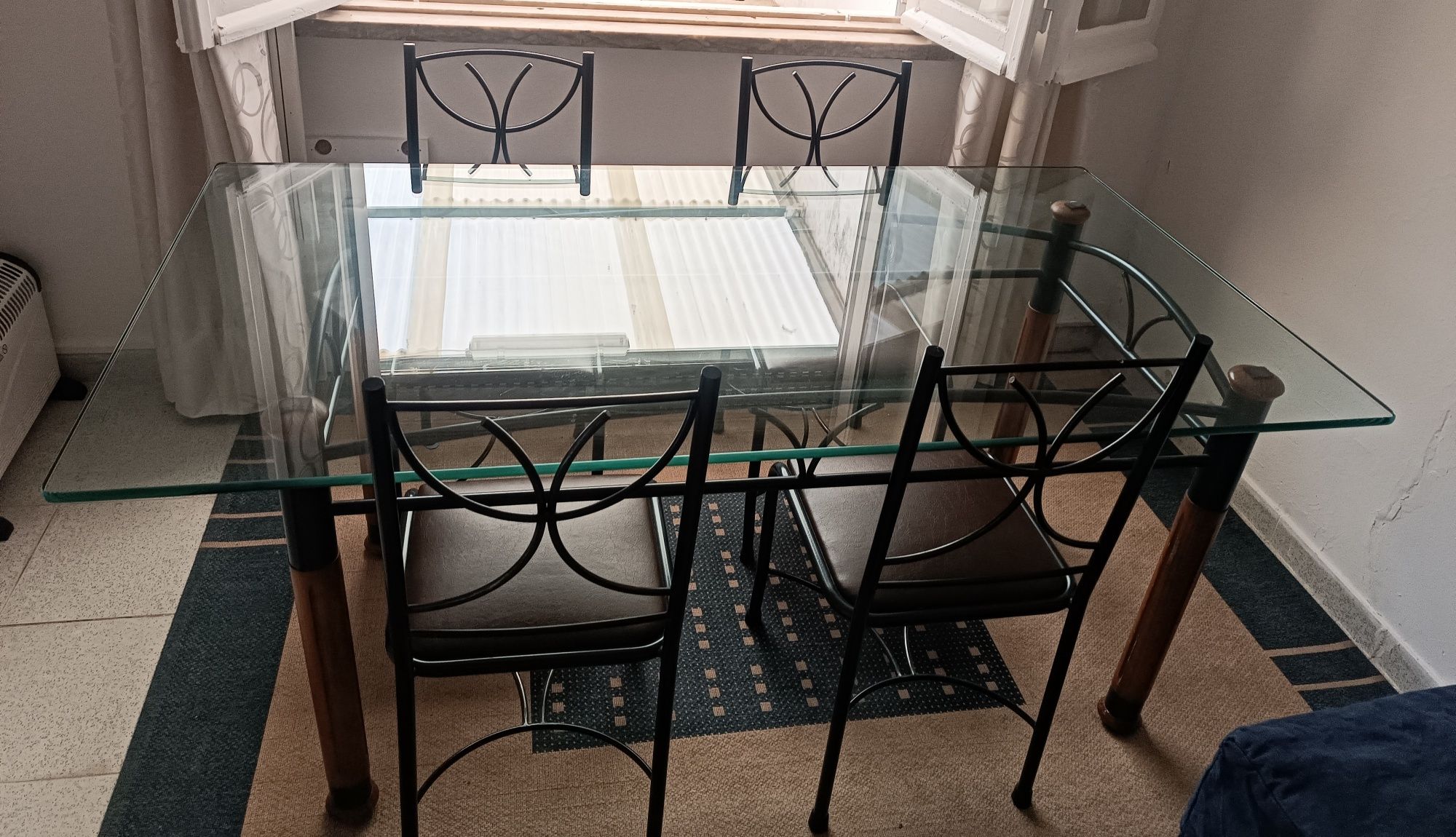 Vendo mesa de vidro com 4 cadeiras