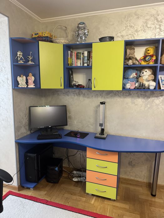 Компʼютерний стіл з тумбочками .