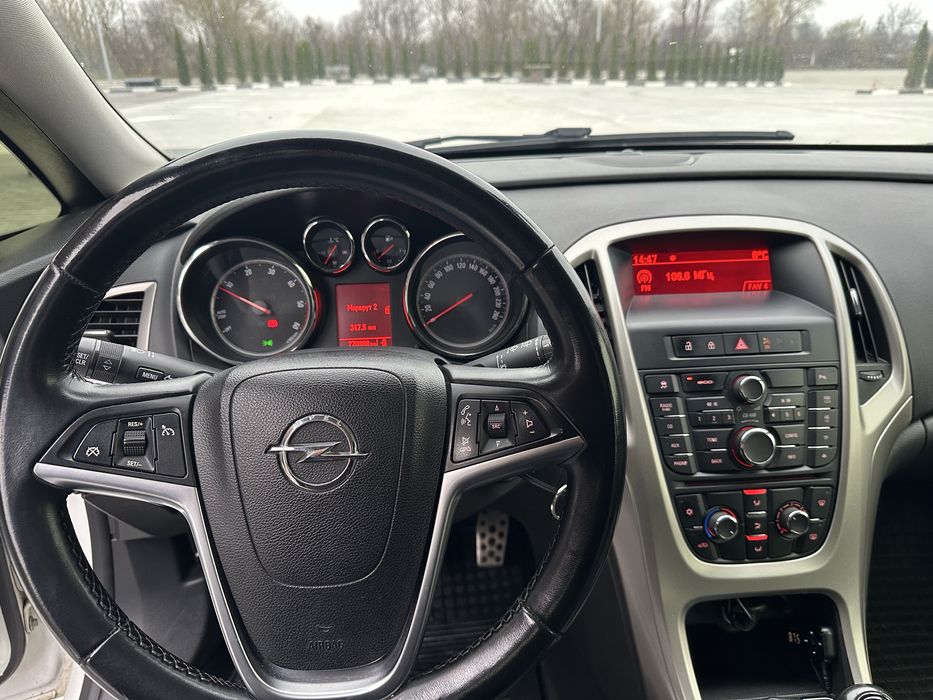Opel Astra j автомобіль в чудовому стані