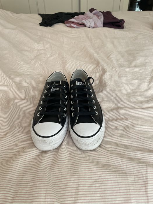 Chuck Taylor All Star com plataforma. Tecido pele.