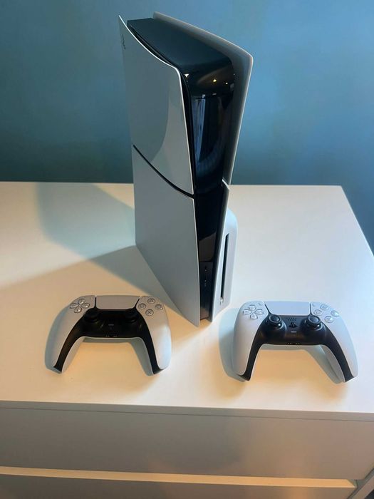 PS5 Standart (1TB) + 2 comandos + 3 Jogos