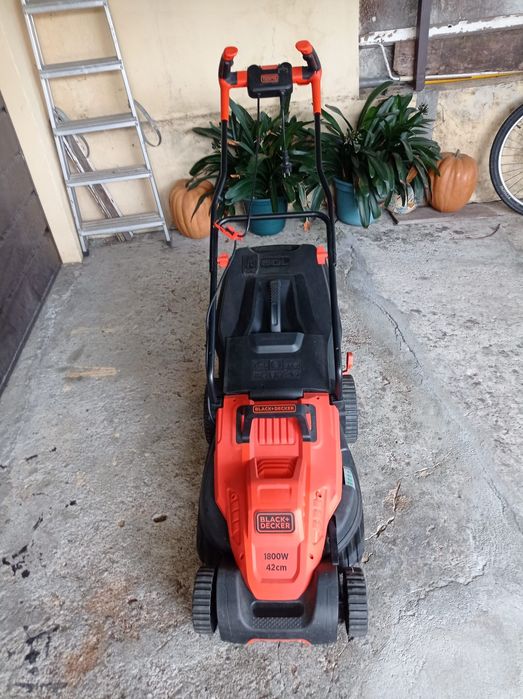 Corta-Relvas BLACK & DECKER 1800W 42cm com punho ergonómico