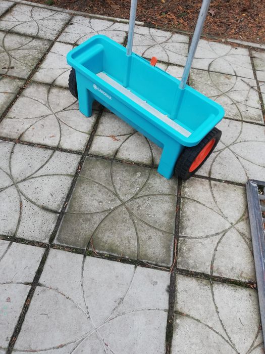 Siewnik  do nasion i nawozu Gardena