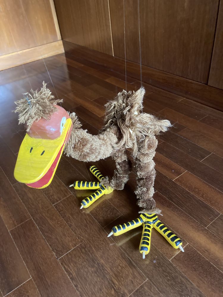 Marioneta artesanal de uma avestruz