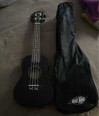 czarne ukulele z etui