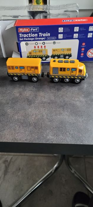 Żółty pociąg z wagonikiem, ala Brio.