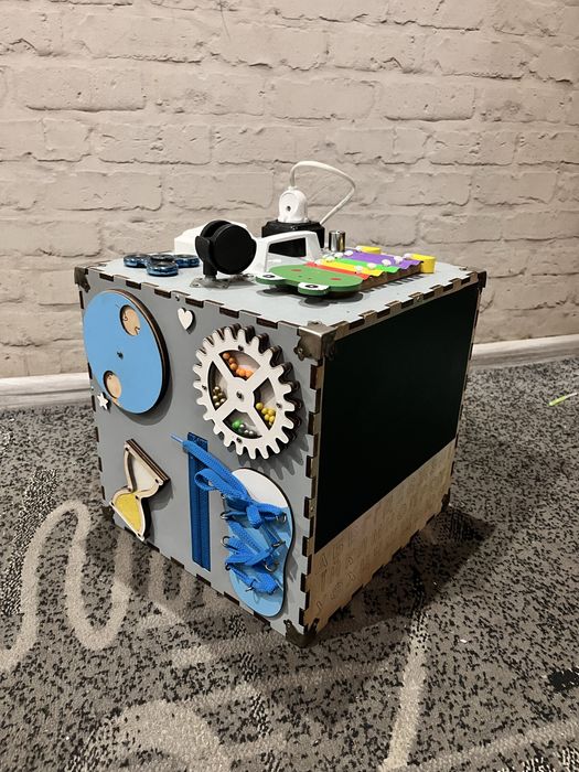 Бізі Куб — розвивальна іграшка для малюків