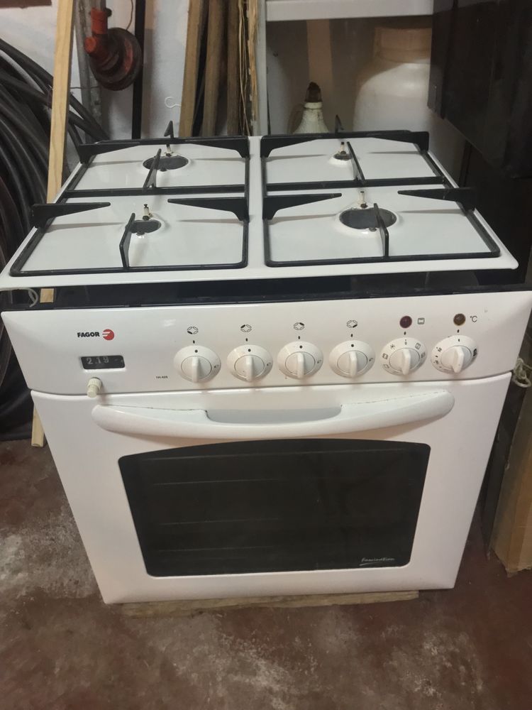 Fogão a gás butano / propano com forno eletrico. Marca Fagor.