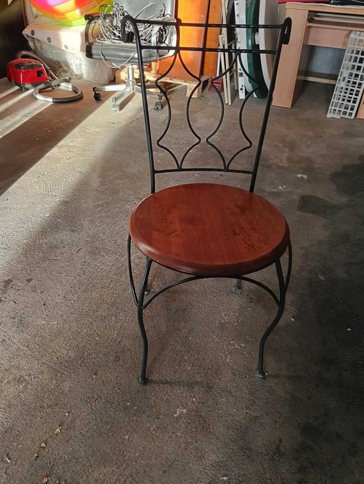 Cadeira de Ferro com tampo de madeira