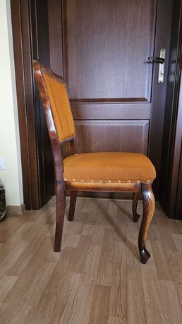 Krzesła drewniane tapicerowane.