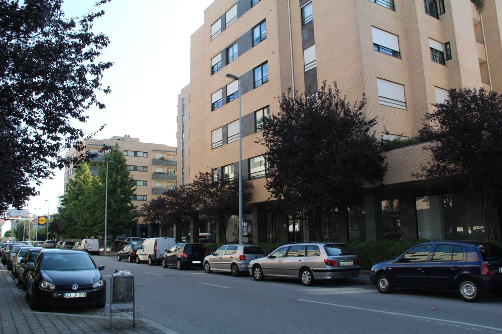 Escritório / Loja para arrendamento na Rua Professor Joaquim Bastos