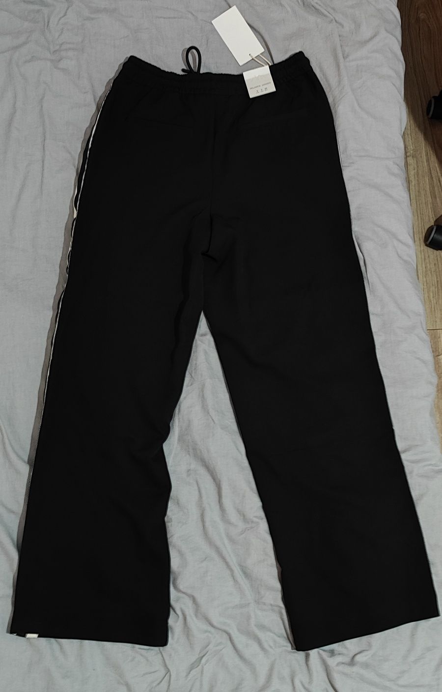 Spodnie relaxed fit z kontrastowymi paskami