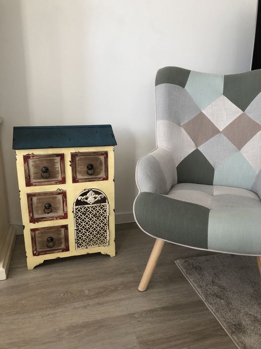 Movel em forma de casa em metal para sala /escritorio/ quarto