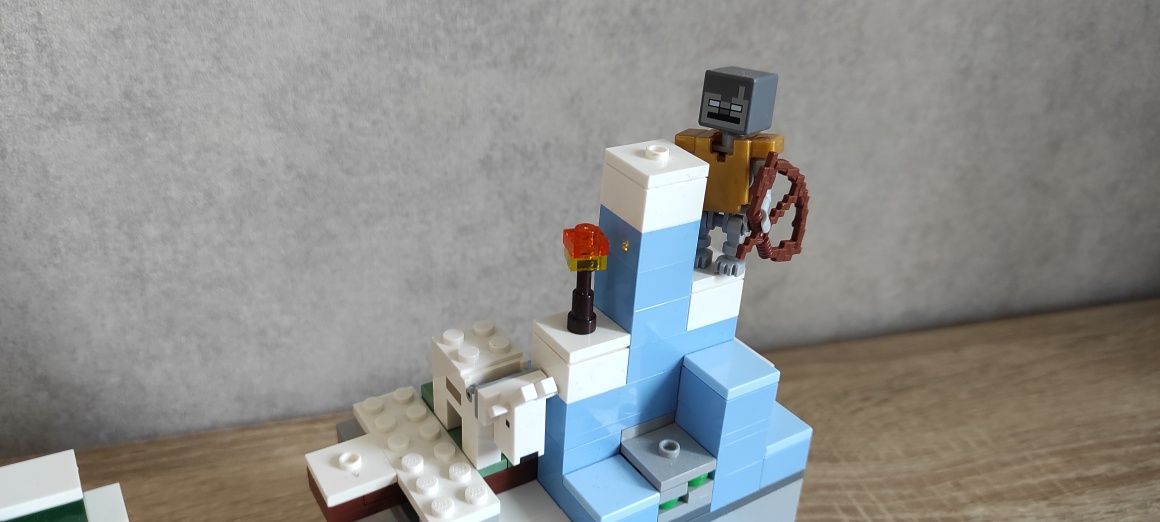 Конструктор LEGO Minecraft Замерзлі верхівки