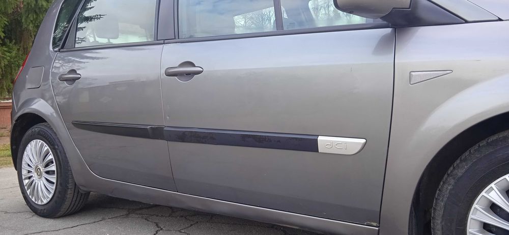 Мінівен Renault Scenic 2005 року. Двигун 1,5 DCI